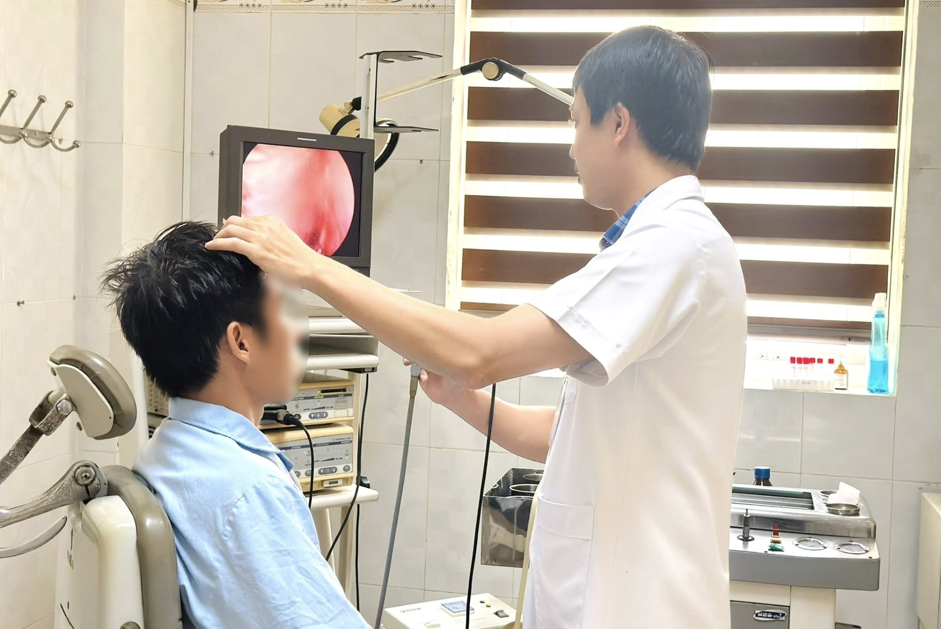 Nam thanh niên bị mũi khoan đá dài 8cm đâm xuyên hốc mũi