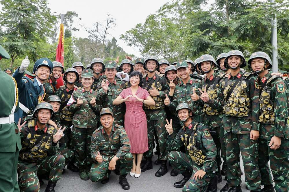 MC Thảo Vân xúc động khi giao lưu, tặng quà các chiến sĩ trước lễ 2/9
