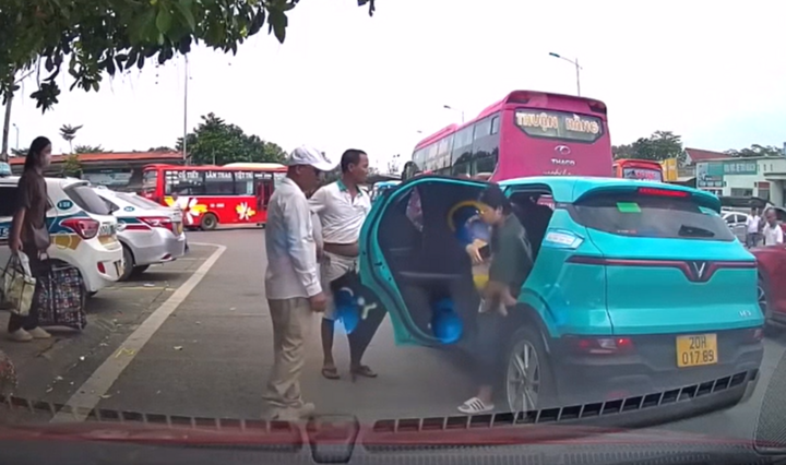 Vụ nhóm người chặn taxi, đuổi phụ nữ bế con khỏi xe: Giám đốc bến xe nói gì?