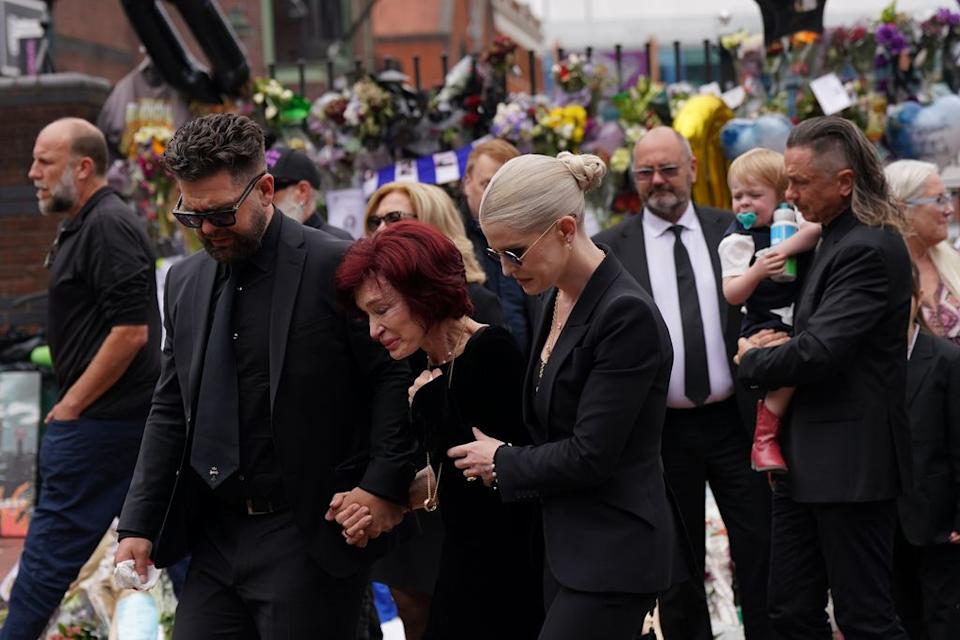 Las imágenes del funeral de Ozzy Osbourne en Birmingham: de la desolación de su familia a los detalles de los fans