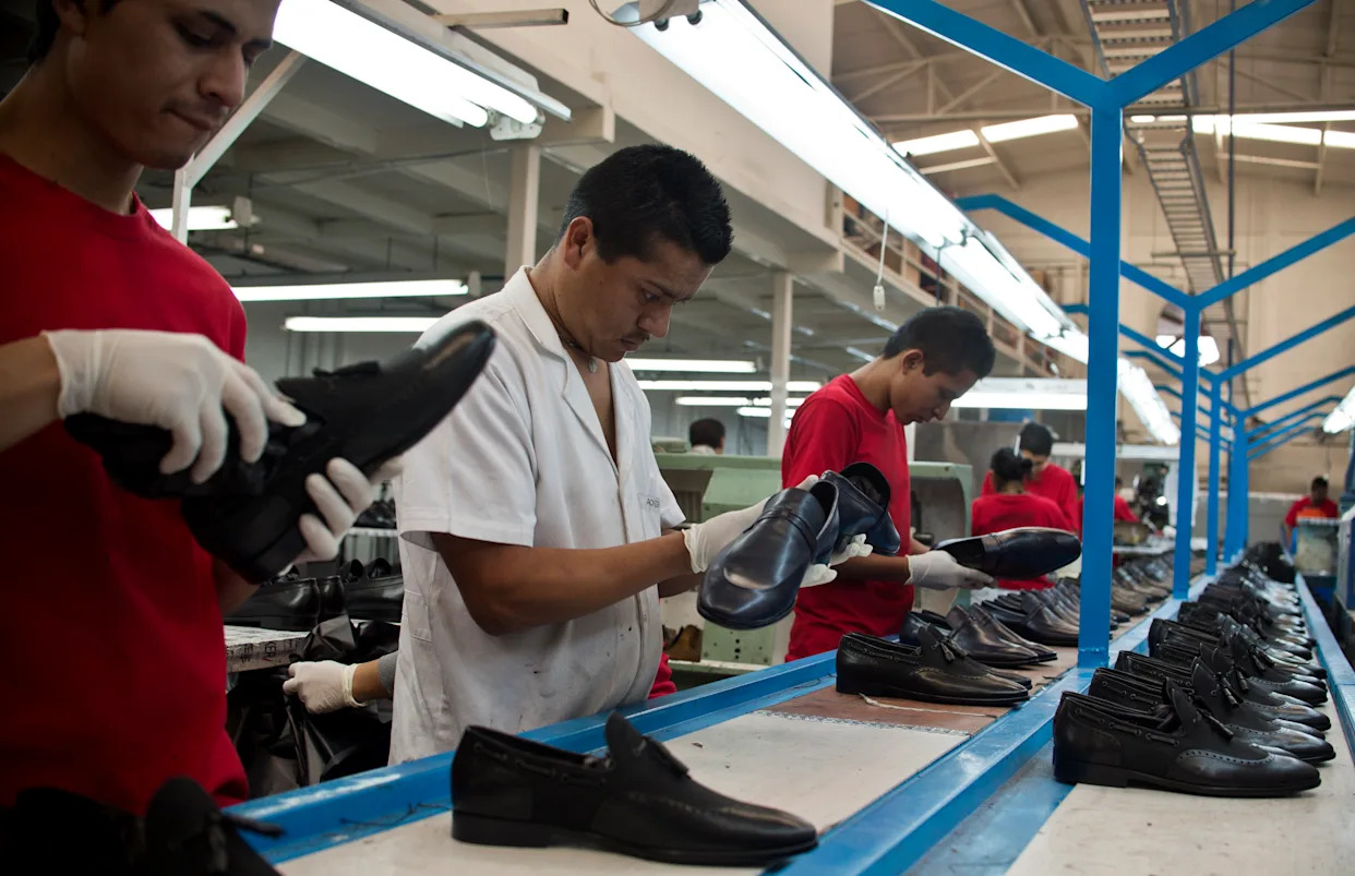 México prohíbe importación temporal de 270 productos de calzado, azúcar y alcohol