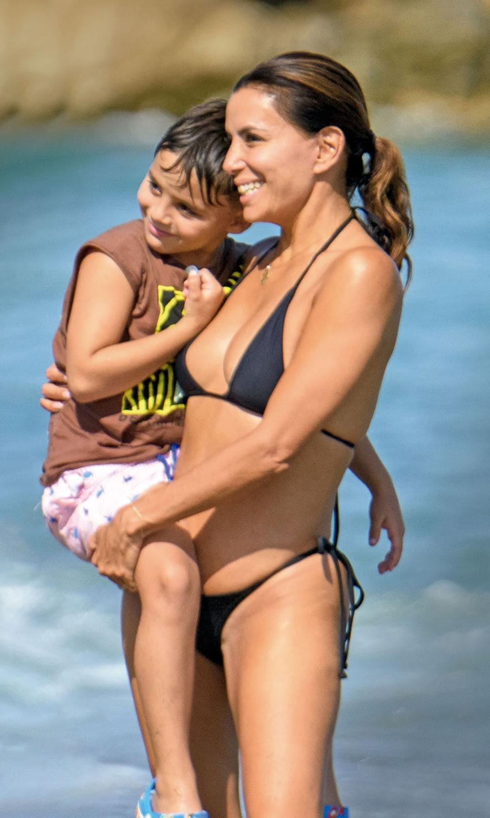 Eva Longoria, 50 años y un cuerpo de 20: el espectacular bikini negro con el que ha revolucionado Marbella