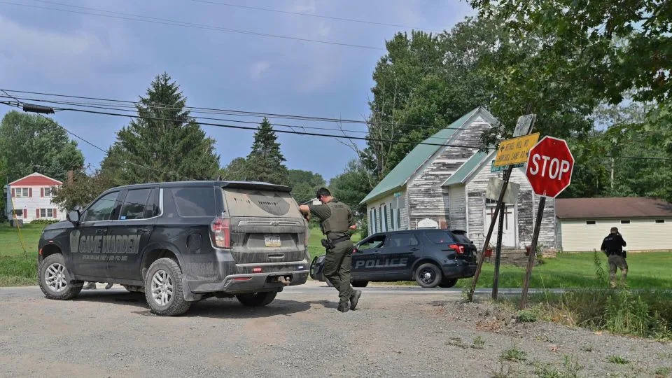 Suspect dead after shooting 2 Pennsylvania state troopers, officials say