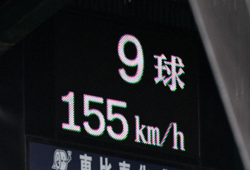 【健大高崎－京都国際】七回裏に登板した健大高崎・石垣元の投球で、球速155キロを表示する電光掲示板＝阪神甲子園球場で2025年8月13日、前田梨里子撮影