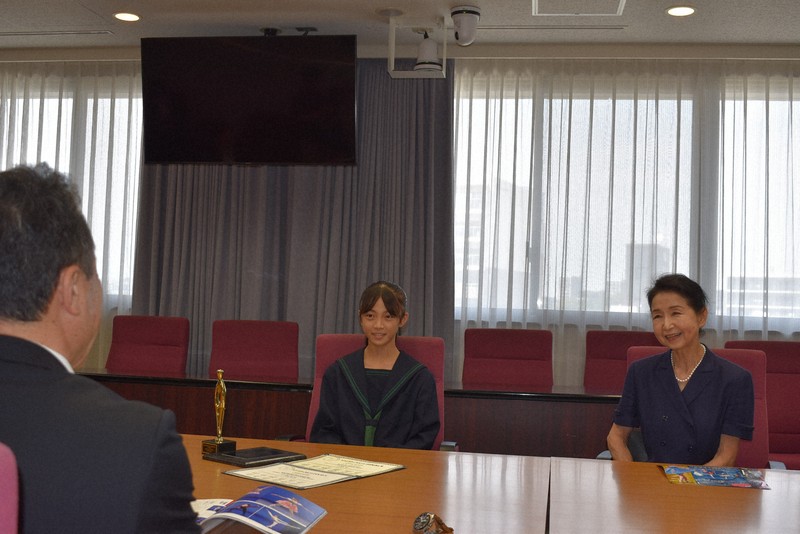 一見勝之・三重県知事（手前）にバレエでのモナコ留学を報告する杉本奈槻さん（左）と小原芳美さん＝県庁で2025年8月4日午後1時53分、下村恵美撮影