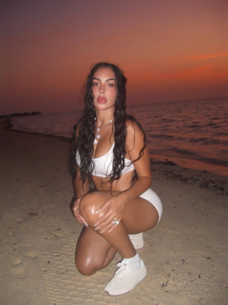 Georgina reaparece tras anunciar su compromiso con nuevo peinado, vestida de blanco y sin el anillo