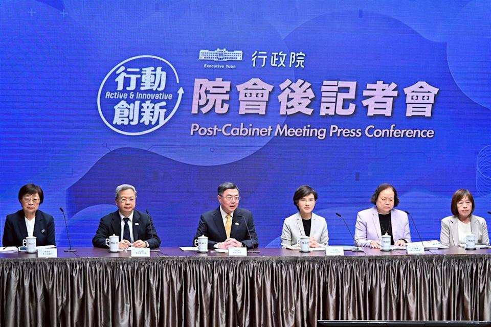 在野抨擊未編志願役加薪、警消提高退撫 行政院：將視釋憲結果調整