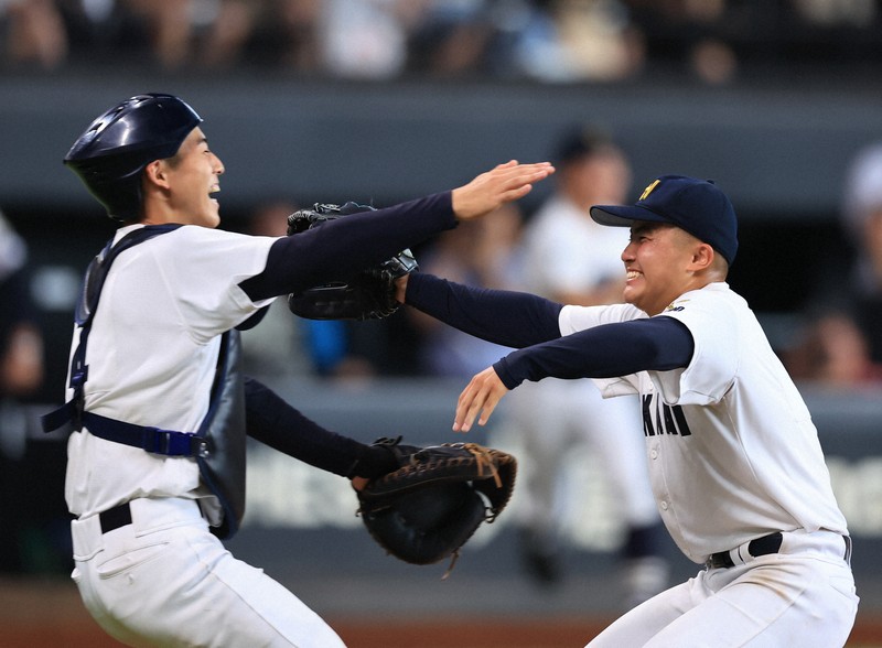 甲子園出場を決めて抱き合う北海の捕手・長南凜汰郎選手（左）と浅水結翔投手＝エスコンフィールド北海道で2025年7月20日、宮間俊樹撮影