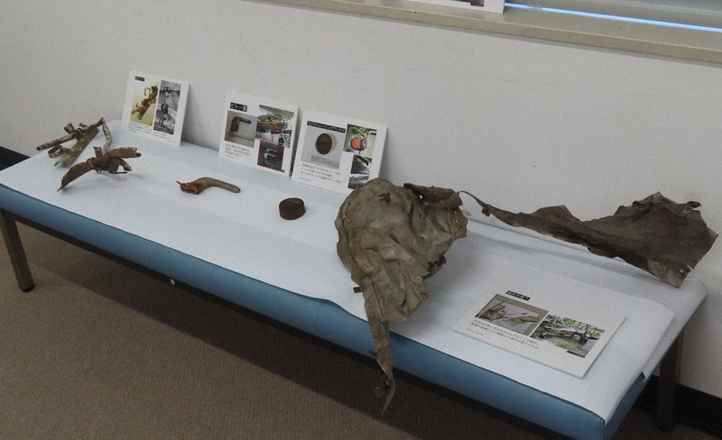 秋田県男鹿市の本山で見つかったB29の油圧パイプ(左端)などの機体の一部=県庁で2025年7月29日、工藤哲撮影