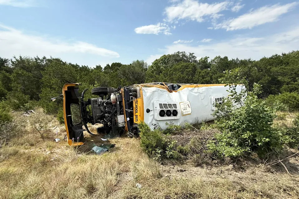 Ten injured in school bus rollover in Texas