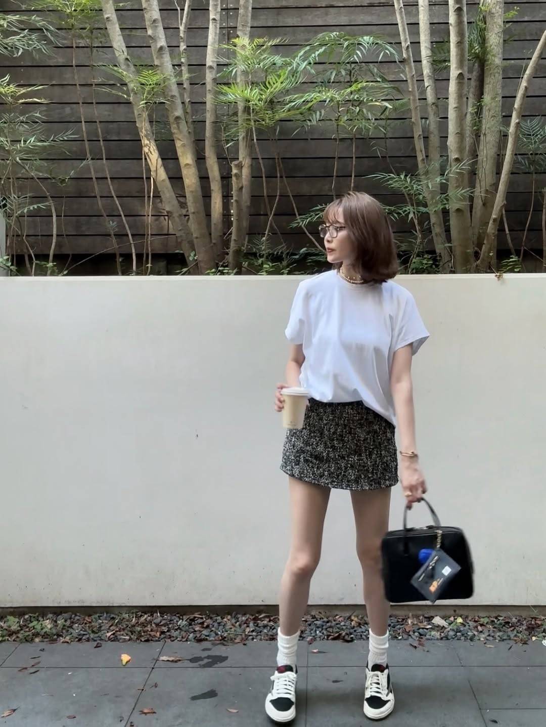 「これはとんでもない！」〝サンジャポ〟おなじみ29歳女性アナ〝激ミニ〟オフショットに反響「足ながっ！」「最高！！」「見惚れます」の声