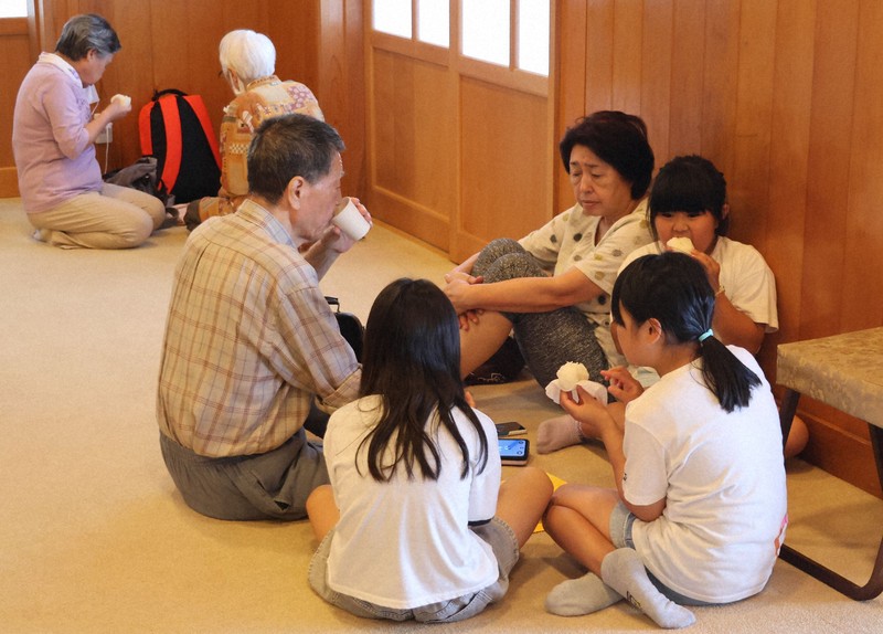 津波警報を受けて仙寿院の本堂に避難した住民ら＝岩手県釜石市で2025年7月30日午後0時42分、奥田伸一撮影