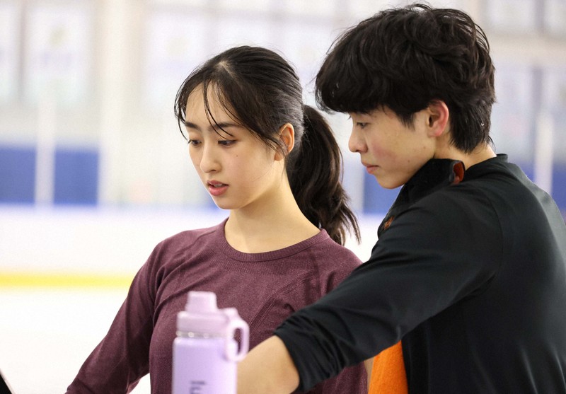 初めて練習を公開、動画でフォームをチェックするアイスダンスの新カップル島田高志郎選手（右）と櫛田育良選手＝京都府宇治市で2025年8月8日、三村政司撮影