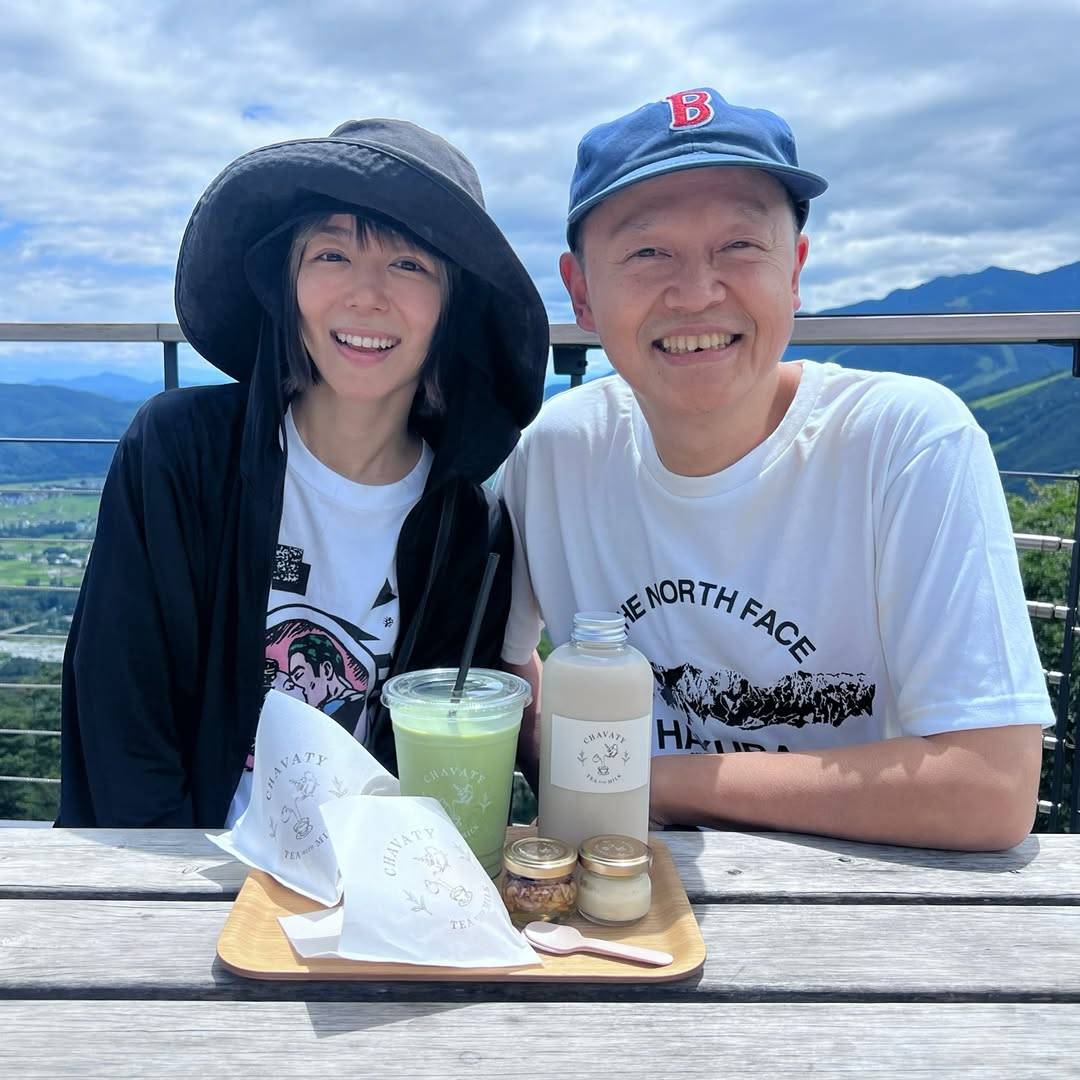 有名夫婦〝結婚13年目ラブラブ2ショット〟が話題…スチャダラBoseが妻と密着！「見分けつかなくなってきた」「家族皆さん似てる」の声