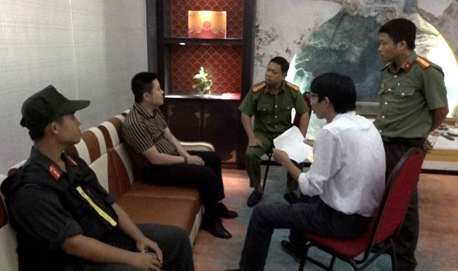 Công an ập vào kiểm tra, phát hiện cửa hàng của người nước ngoài bán An cung hoàn ‘trôi nổi’