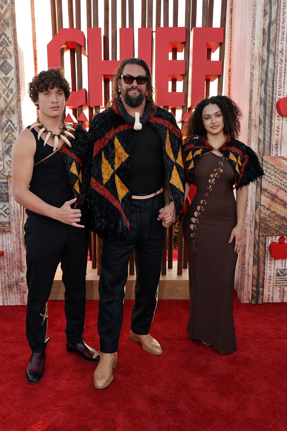 Nakoa-Wolf Momoa, Jason Momoa y Lola Iolani Momoa en el estreno de El gran guerrero (Chief of War). (Eric Charbonneau/Apple TV+ via Getty Images)