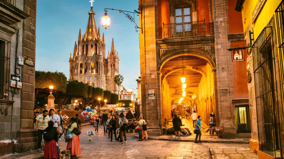 La ciudad mexicana de San Miguel de Allende es amada por su arquitectura colonial y su encanto atemporal. - ferrantraite/iStock Unreleased/Getty Images