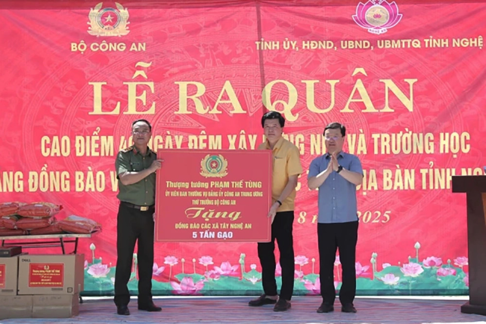 Bộ Công an ra quân xây dựng 500 nhà, trường học tặng đồng bào vùng lũ Nghệ An