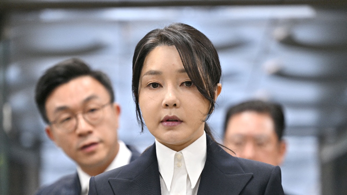 金建希出庭受審　念中國古詩「花無十日紅」衝上熱搜榜