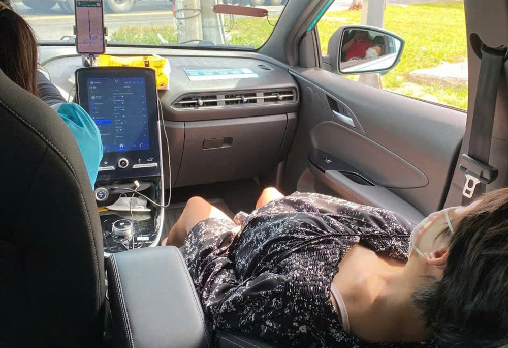 Nữ tài xế taxi cầu cứu giúp thai phụ, CSGT TPHCM lại hụ còi làm điều quen thuộc