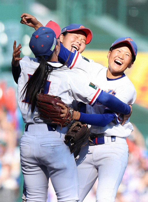 聖地に刻んだ「強打」　優勝の福知山成美　全国高校女子野球決勝