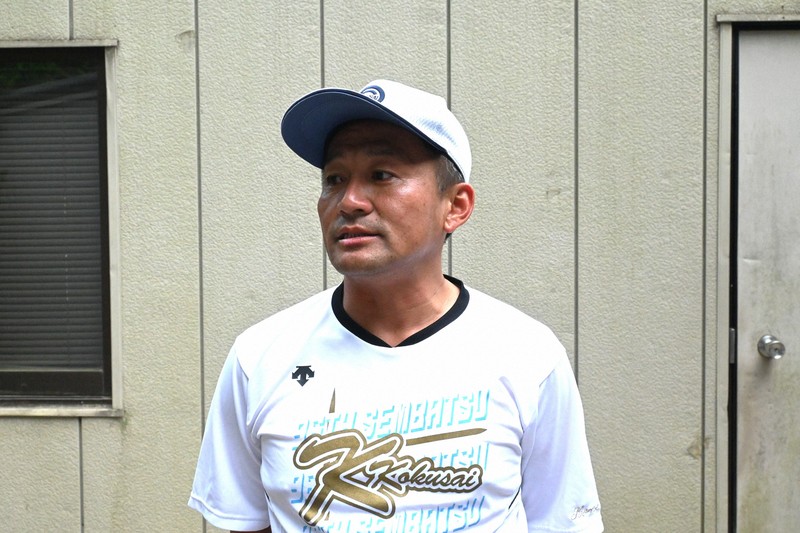 準々決勝の前に取材に応じる京都国際の小牧憲継監督＝京都市東山区で2025年8月17日午後2時8分、資野亮太撮影