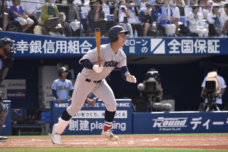 【横浜－東海大相模】四回表、横浜の奥村頼人が2ランホームランを放つ＝横浜市中区の横浜スタジアムで2025年7月27日、高橋広之撮影
