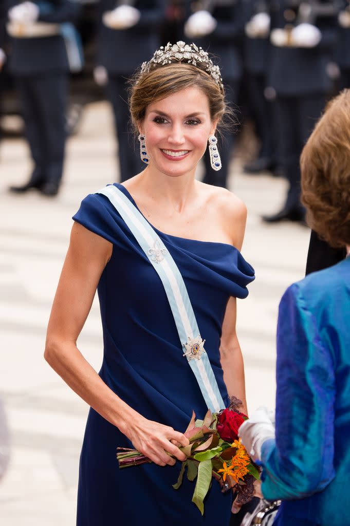 El escote 'Letizia' arrasa en Zara y Mango: efecto favorecedor y aprobado para todas las edades