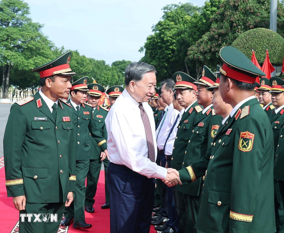 Tổng Bí thư: Quân đoàn 12 chú trọng huấn luyện làm chủ vũ khí trang bị mới