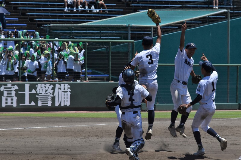 佐賀大会で優勝を決めて喜ぶ佐賀北の選手たち＝佐賀市で2025年7月21日、林大樹撮影