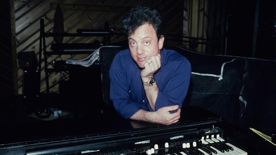 Billy Joel sentado frente a un piano
