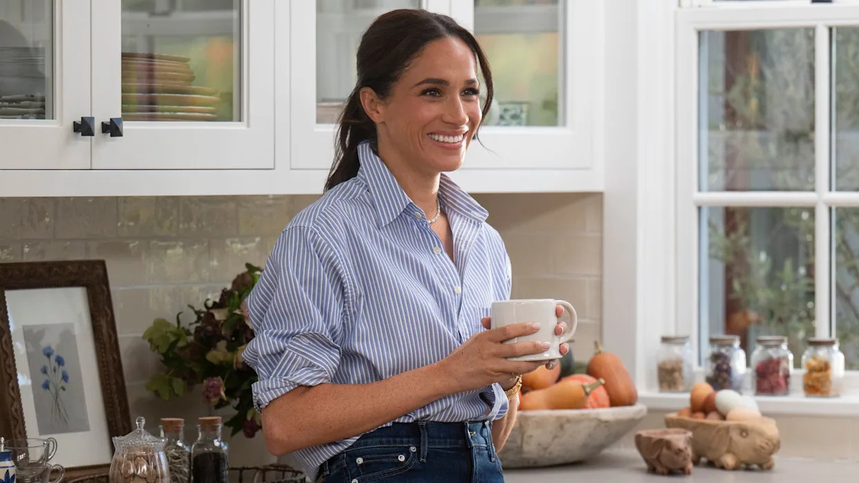 La estrategia de moda de Meghan Markle en su serie: lujo sencillo para conquistar al público