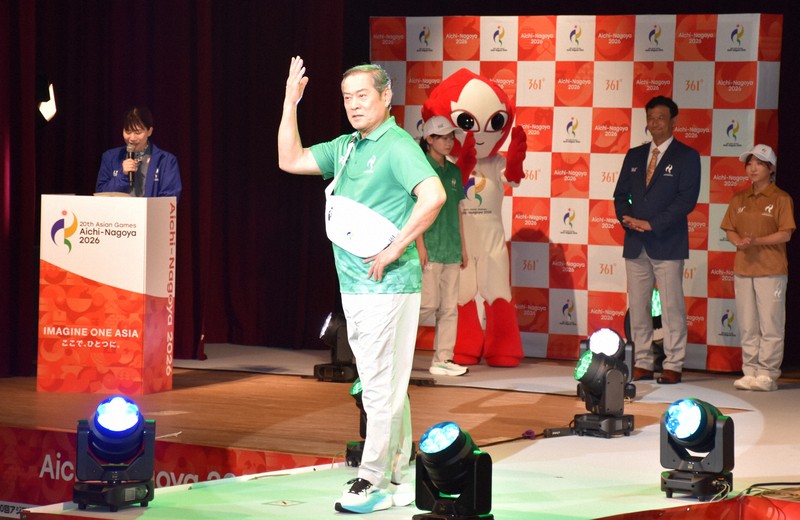 「マツケンサンバ」のポーズを披露する俳優の松平健さん＝名古屋市中区で2025年8月1日午後2時36分、真貝恒平撮影