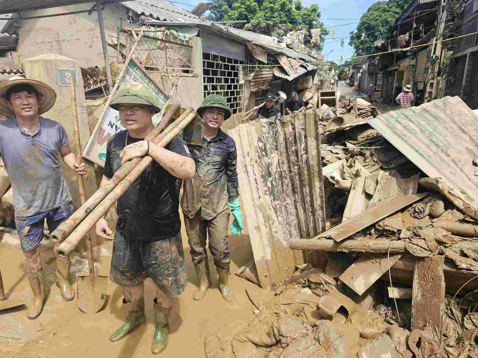 Xúc động hình ảnh hàng trăm giáo viên tình nguyện đến vùng lũ dọn dẹp trường lớp