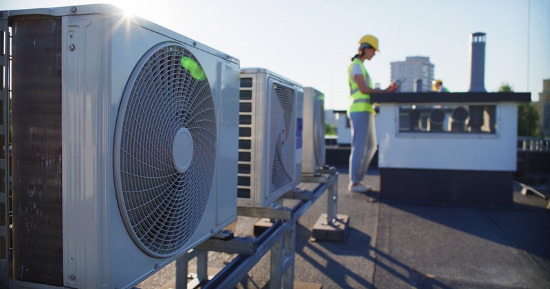 ぬれタオルはNG?　節電に役立つエアコン室外機お手入れ方法は
