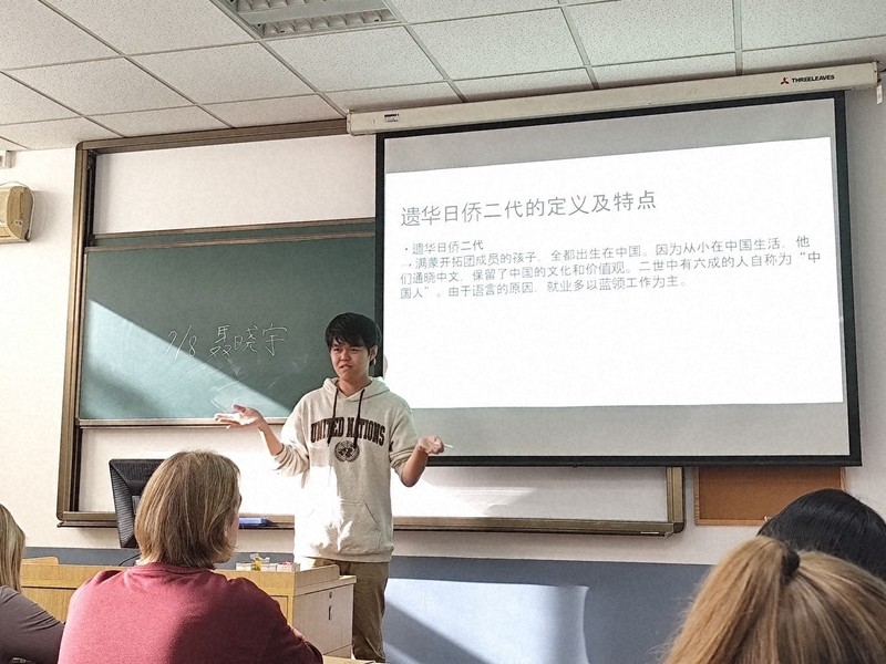 留学先の復旦大学の社会学系講義で中国残留孤児について説明する北原さん。日本では満蒙開拓団に関する報道は珍しくないが、中国では知る機会が少ないと感じたという＝北原さん提供