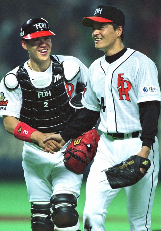 プロ12年目で初完投勝利を挙げ、捕手の城島健司さんと喜びの握手をするダイエー（当時）の田之上慶三郎さん（右）＝福岡ドームで2001年5月1日、野田武撮影
