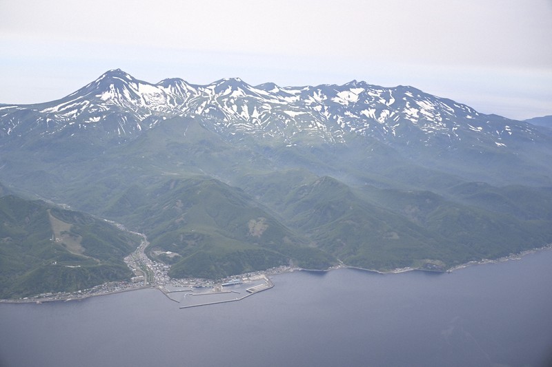 知床半島の羅臼岳などが連なる知床連山。手前左は羅臼港＝北海道羅臼町で2025年6月14日午後1時41分、本社機「希望」から