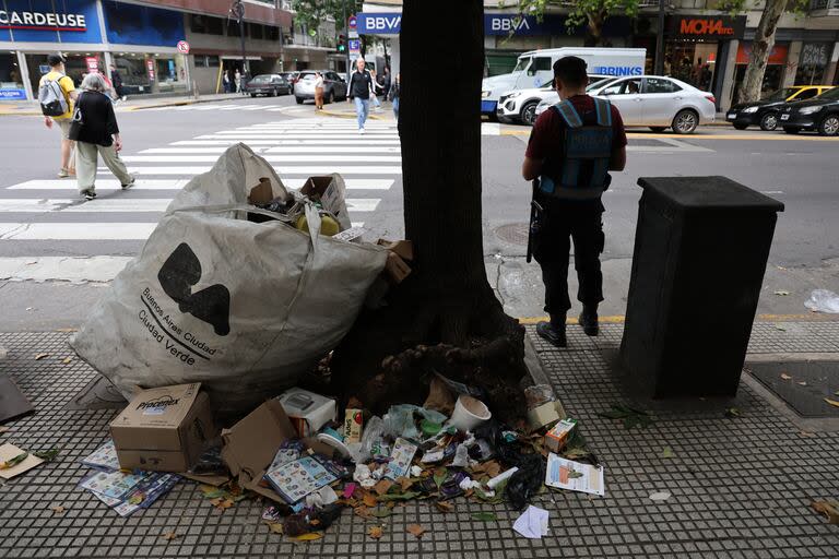 La basura acumulada en la esquina porteña de Santa Fe y Anchorena