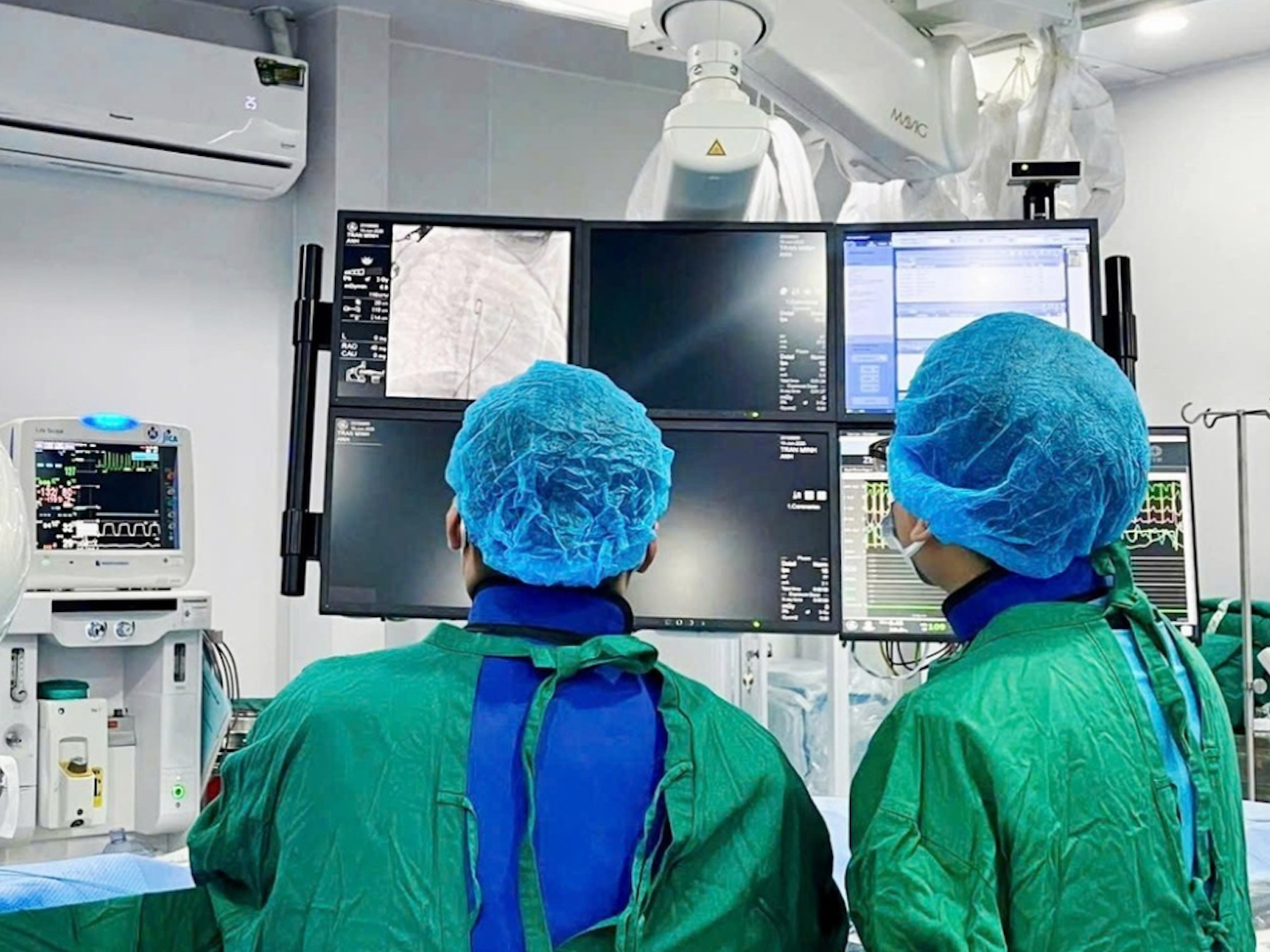 Vợ chồng Việt kiều đưa con 3 ngày tuổi mắc trọng bệnh về nước, kỳ tích xuất hiện