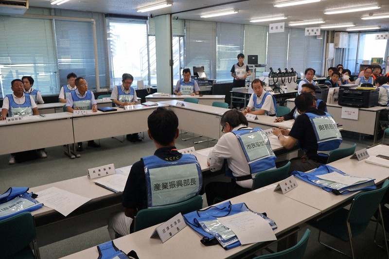 津波警報発令を受け、部長級職員らが対応を報告した沼津市の第1回災害警備本部会議＝同市役所で2025年7月30日午前10時9分、石川宏撮影