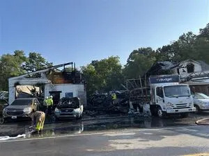 Fire tears through auto repair shop, home in Washington County