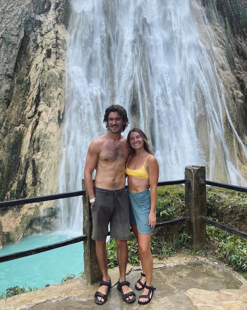 Muere una pareja de influencers al caer por un acantilado: 