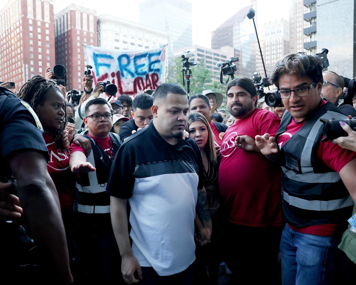 Judge halts Trump administration from deporting Kilmar Ábrego García for now