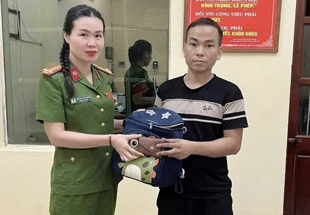 Tài xế taxi mang balo tiền đến công an, nhận cái kết bất ngờ