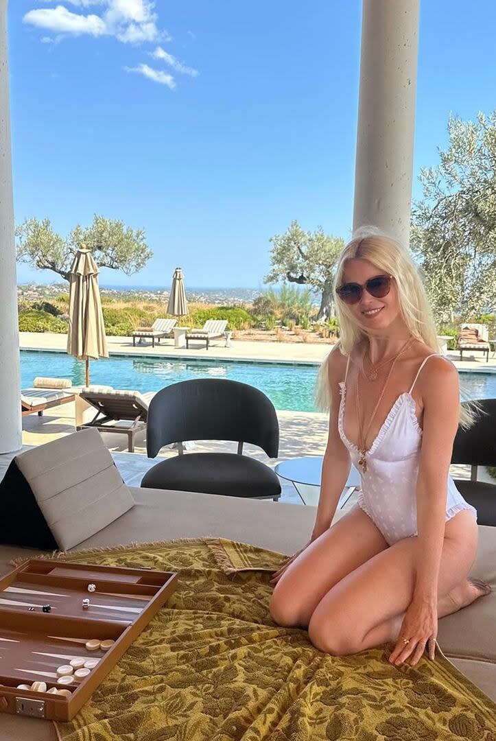 Claudia Schiffer festejó sus 55 años y se mostró espléndida en un traje de baño