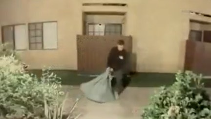 美加州女子臥屍森林　監視器拍下丈夫「拖布袋」棄屍畫面｜有片