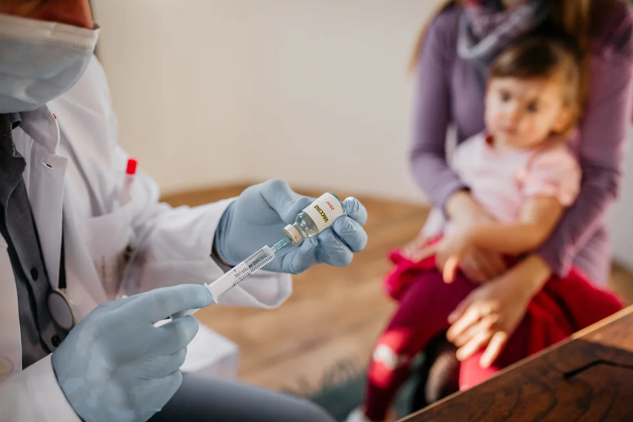 US pediatric group breaks with CDC advice, recommends COVID vaccines for young children