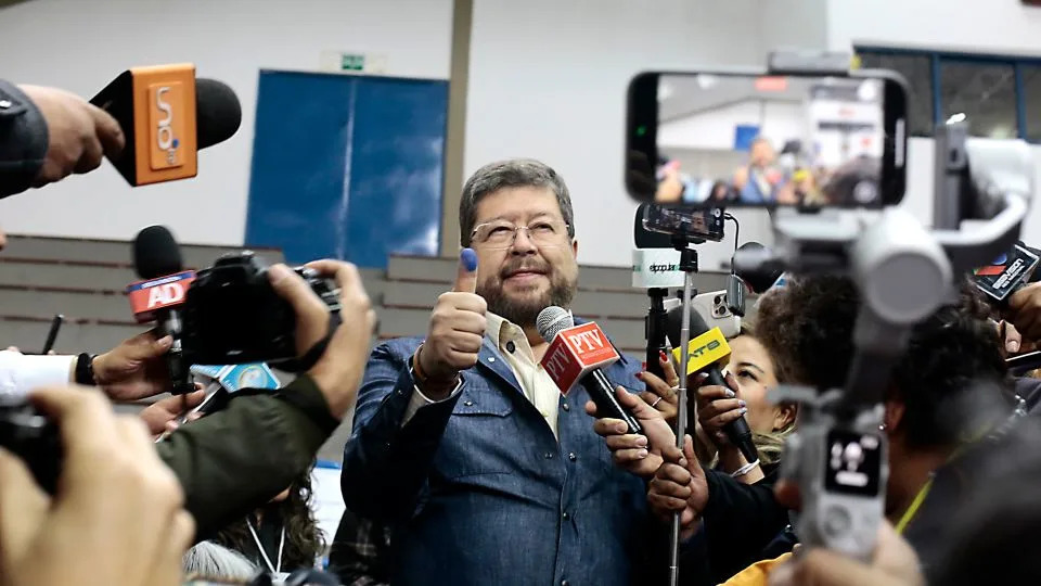 Presidential candidate Samuel Doria Medina of Alianza Unidad coalition shows his inked fingerprint after casting his vote during the presidential elections at Colegio Franco Boliviano on August 17, 2025 in La Paz, Bolivia. Bolivians head to polls amid a social and economic crisis. Projections reveal that a runoff could be possible for the first time since the constitution was introduced in 2009. Opposition candidates Samuel Doria Medina of Alianza Unidad and Jorge "Tuto" Quiroga of Alianza Libre lead the surveys ahead of the election. - Gaston Brito Miserocchi/Getty Images