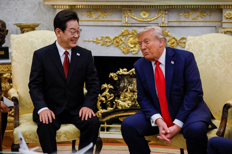 会談するトランプ米大統領（右）と韓国の李在明大統領＝ワシントンで2025年8月25日、ロイター